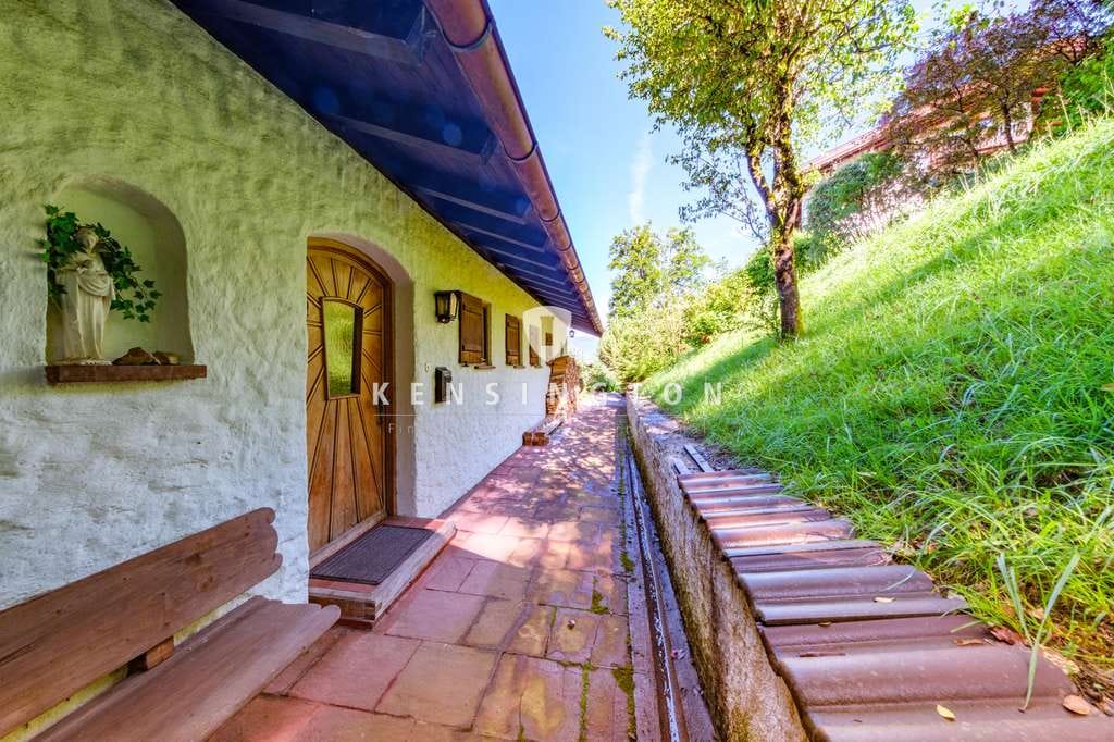 Immobilie in Tegernsee - Kensington-Exklusiv-Zweifamilienhaus am Tegernsee mit Panoramablick und Gestaltungspotenzial - Bild 1