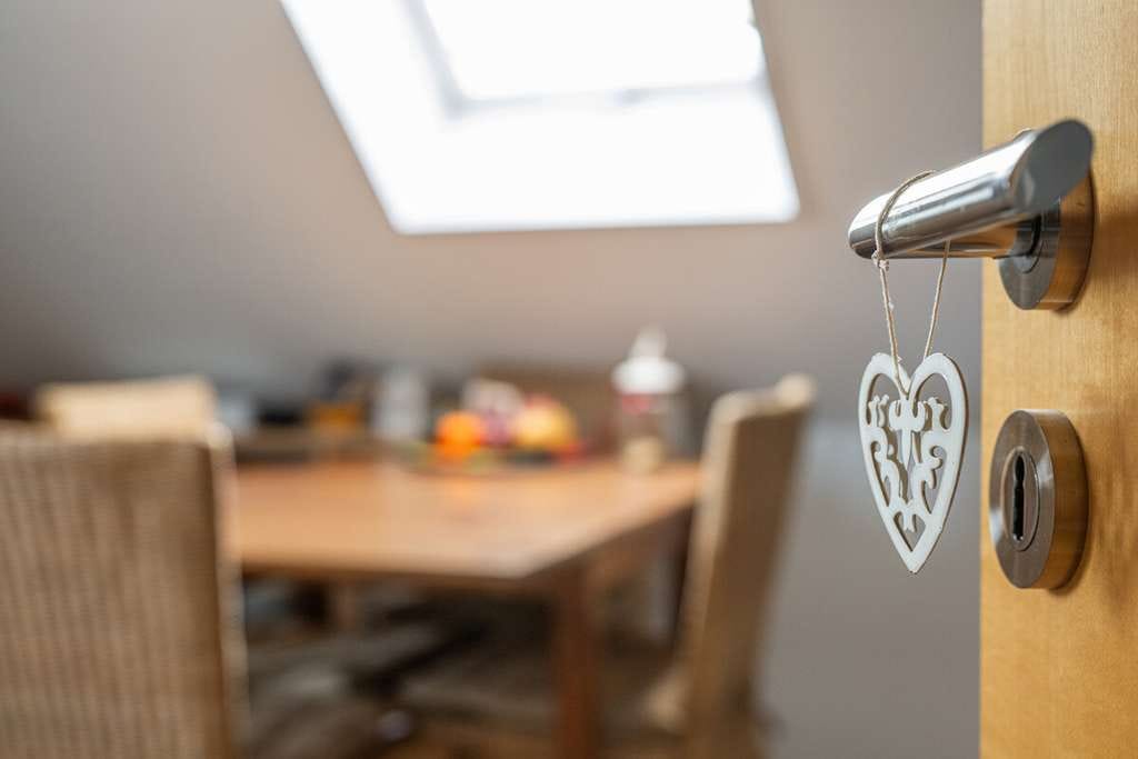 Immobilie in Sinzing - Großzügige 4 Zi.-DG-Wohnung in ruhiger Lage - Bild 0