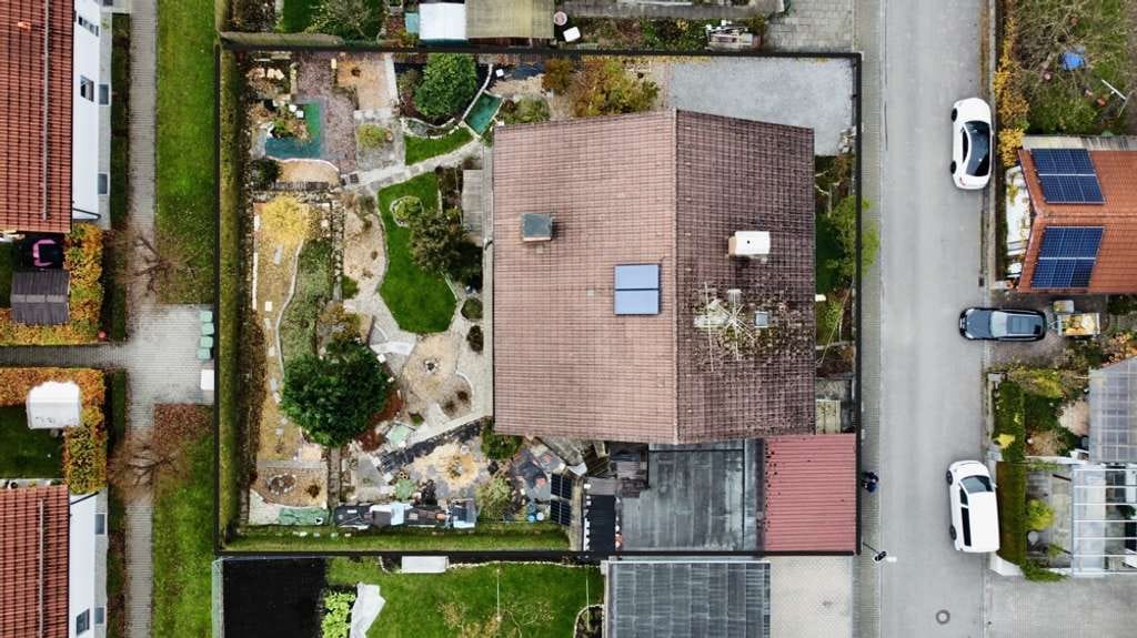 Immobilie in Großkarolinenfeld - Großes sanierungsbed. Zweifamilienhaus auf gut geschnittenem Grundstück in begehrter Lage - Bild 2