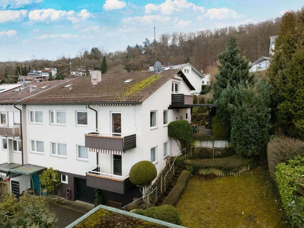 Immobilie in Gerlingen - Zweifamilienhaus mit Einliegerwohnung in begehrter Halbhöhenlage mit Garten & Sauna - Bild 0