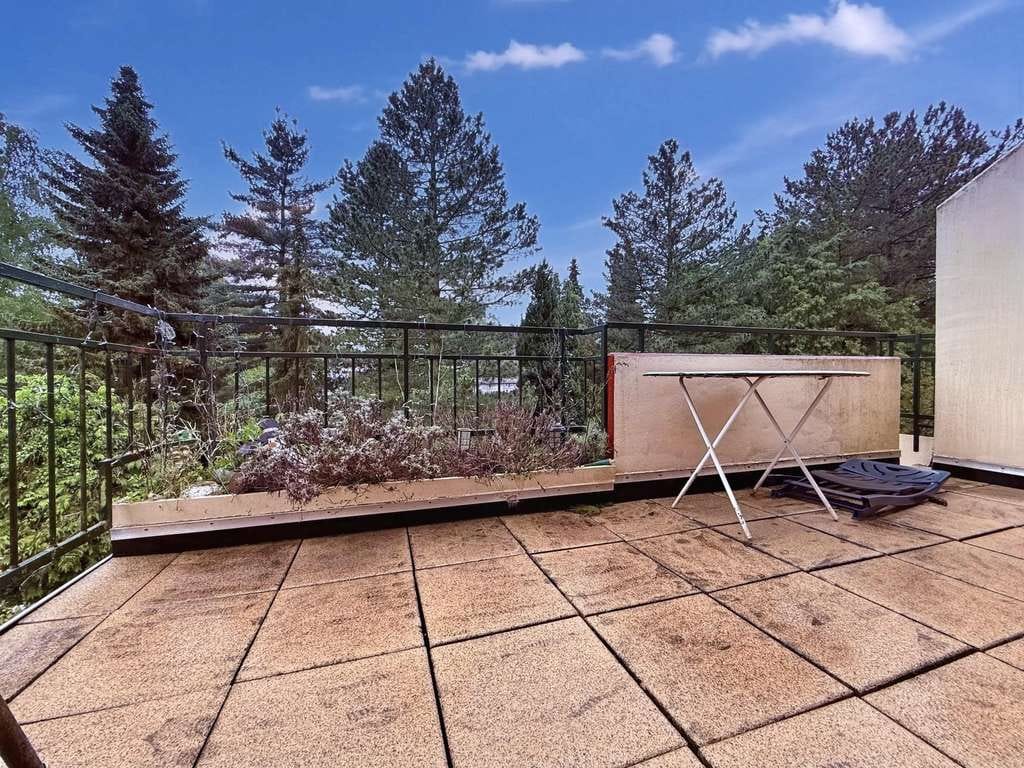 Immobilie in Burgdorf - Helle 3-Zimmer-Wohnung Südlage im 1. Obergeschoss mit Balkon, offener Garage, Waschkeller und Kelle - Bild 1