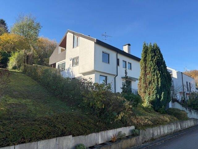 Immobilie in Frickenhausen - Attraktive Kaufgelegenheit! Großzüg. u. komfort. Einfam.-Haus mit 5,36 Ar Grdst., Einliegerwohn. u. Doppelgarage in reizv. Ortsrandlage! - Bild 1