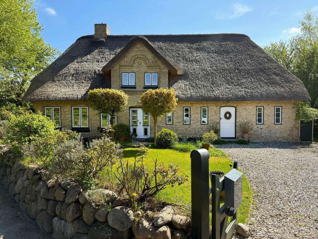 Immobilie in Winnert - Liebevoll und top saniertes Reetdachhaus mit Bauerngarten - Bei Husum-Nordsee - Bild 1