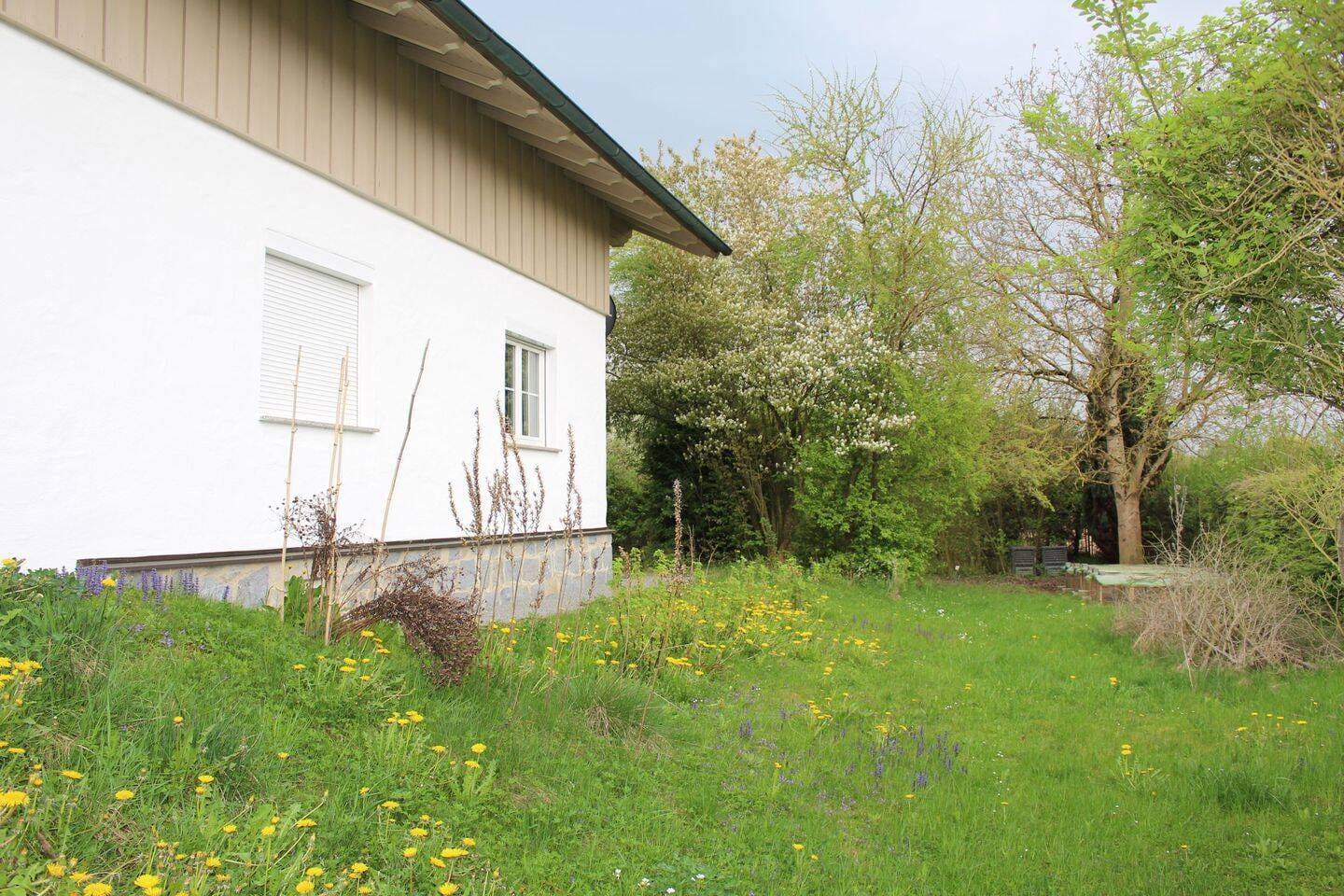 Immobilie in Hofkirchen - Wunderschönes großzügiges Einfamilienhaus mit Einliegerwohnung und idyllischem Garten in ruhiger Lage - Bild 2