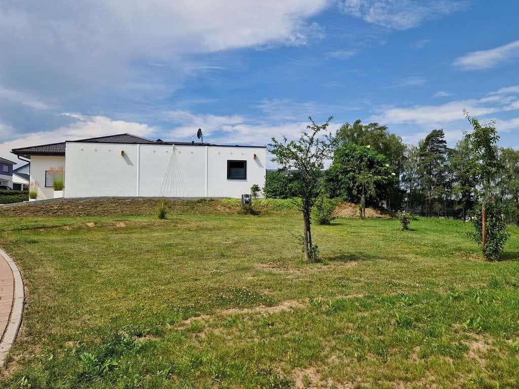 Immobilie in Gerach - Neuwertiger A+ Winkel-Bungalow, Elg-Whg, Fernblick, Doppelgarage, Carport, große-PV-Anlage - Bild 4