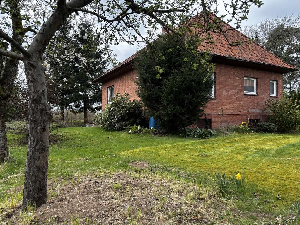 Immobilie in Groß Niendorf - Gepflegter und dennoch modernisierungsbedürftiger Bungalow in Feldrandlage - Bild 1