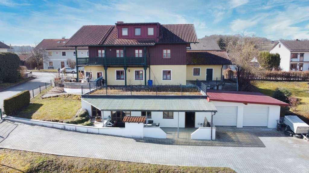 Immobilie in Tittmoning - Renoviertes Mehrfamilienhaus mit alter Schreinerei - sonnig & ruhig - 4 Garagen - Tittmoning - Bild 2
