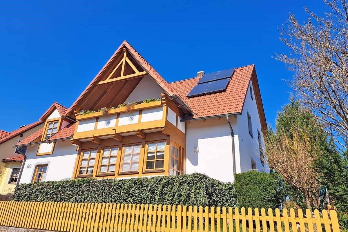 Immobilie in Heinersreuth - Großzügiges Einfamilienhaus mit zwei Einliegerwohnungen und herrlicher Aussicht - Bild 2