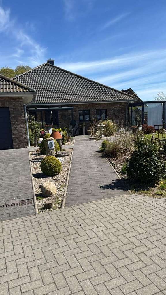 Immobilie in Seeth - Energieeffizienter Bungalow mit ELW oder Büro, Doppelgarage in hochwertiger Bauweise in Sackgasse - Bild 2