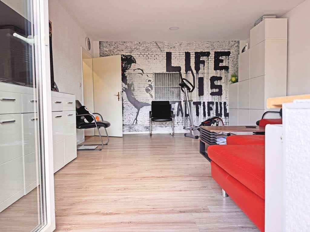 Immobilie in Ochtendung - Ruhig wohnen in zweiter Reihe: Vielseitiges Einfamilienhaus mit XXL-Balkon und riesigem Potenzial - Bild 3