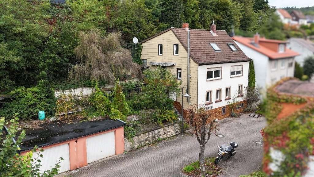 Immobilie in Waldfischbach-Burgalben - +++ Für Handwerker im Ortszentrum: Geräumiges 2-3 Familienhaus mit Balkon, überdachtem Freisitz, Garten und 2 Garagen in ruhiger Seitenstraße+++ - Bild 2