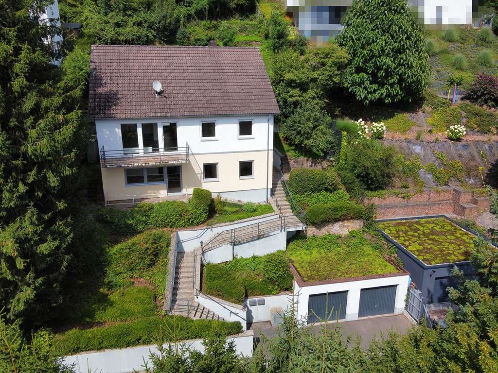 Immobilie in Neckargerach - Mehrfamilienhaus mit 2 Wohnungen, 900 m² Grundstück, Waldrandlage & Neckartalblick - Bild 1