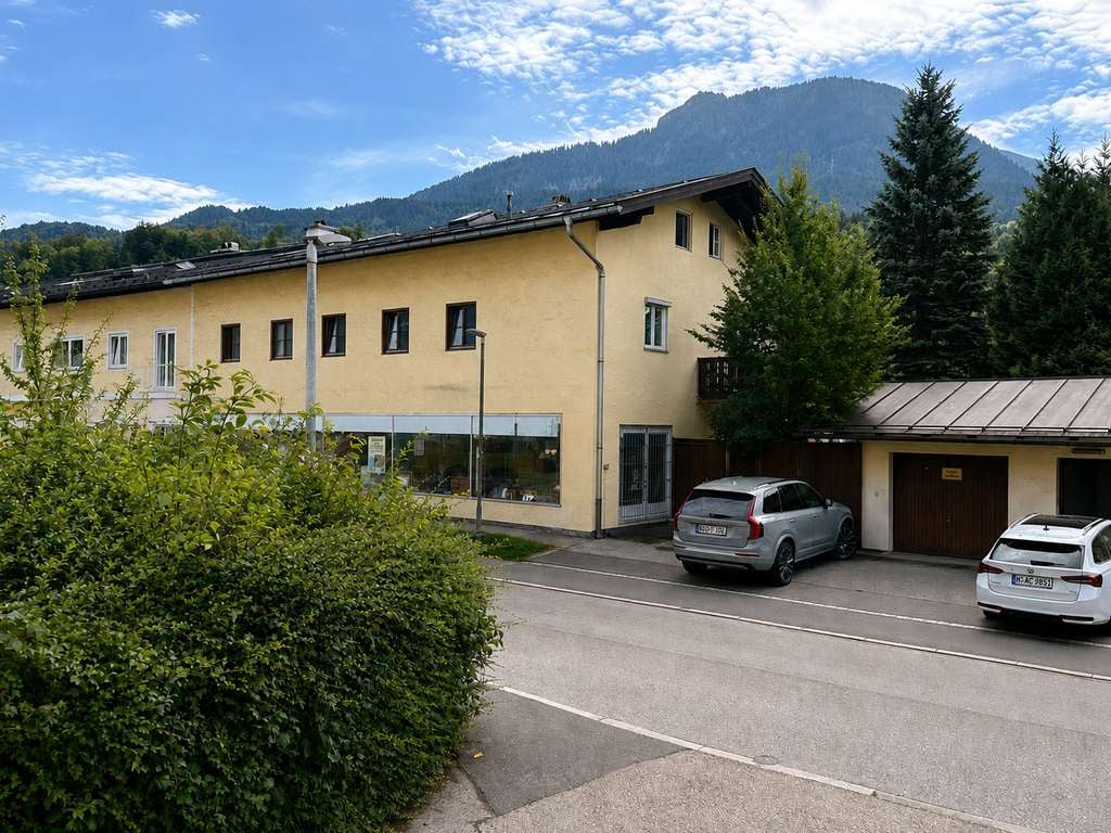 Immobilie in Berchtesgaden - Vielseitiges Wohn- und Geschäftshaus – Gewerbe, Wohnen & 8 Garagen - Bild 0