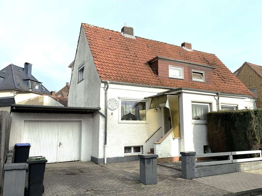 Immobilie in Bad Münder am Deister - Kleine gepflegte DHH mit zusätzlichen Wohnraum im Nebengebäude - Bild 1