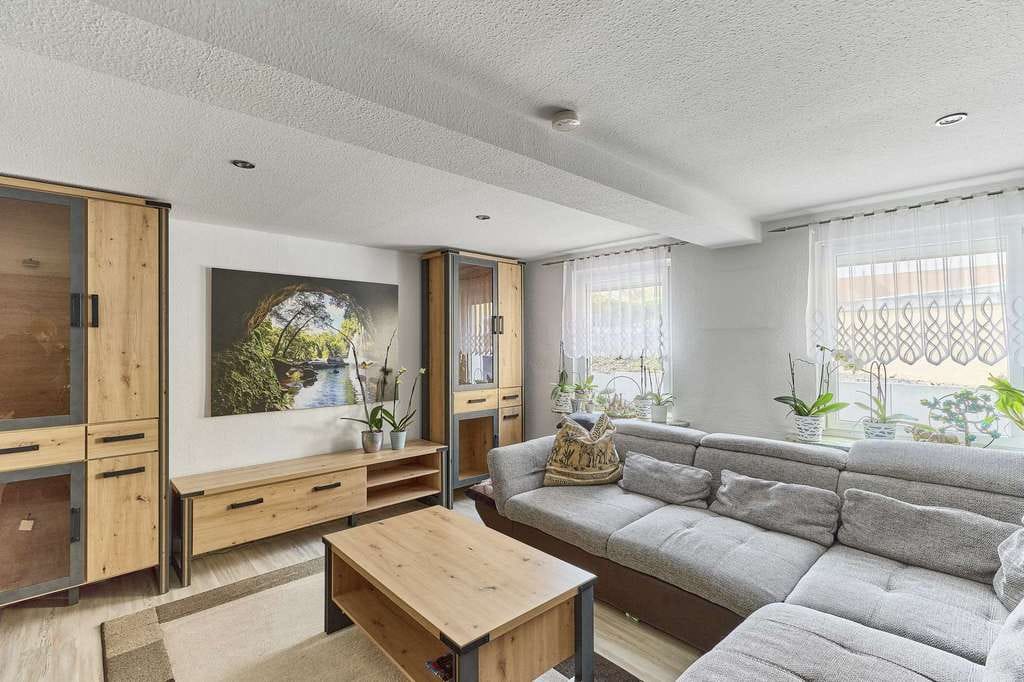Immobilie in Insheim - Exklusive Wohlfühlimmobilie mit traumhaftem Garten, Pool und Terrasse - Bild 1