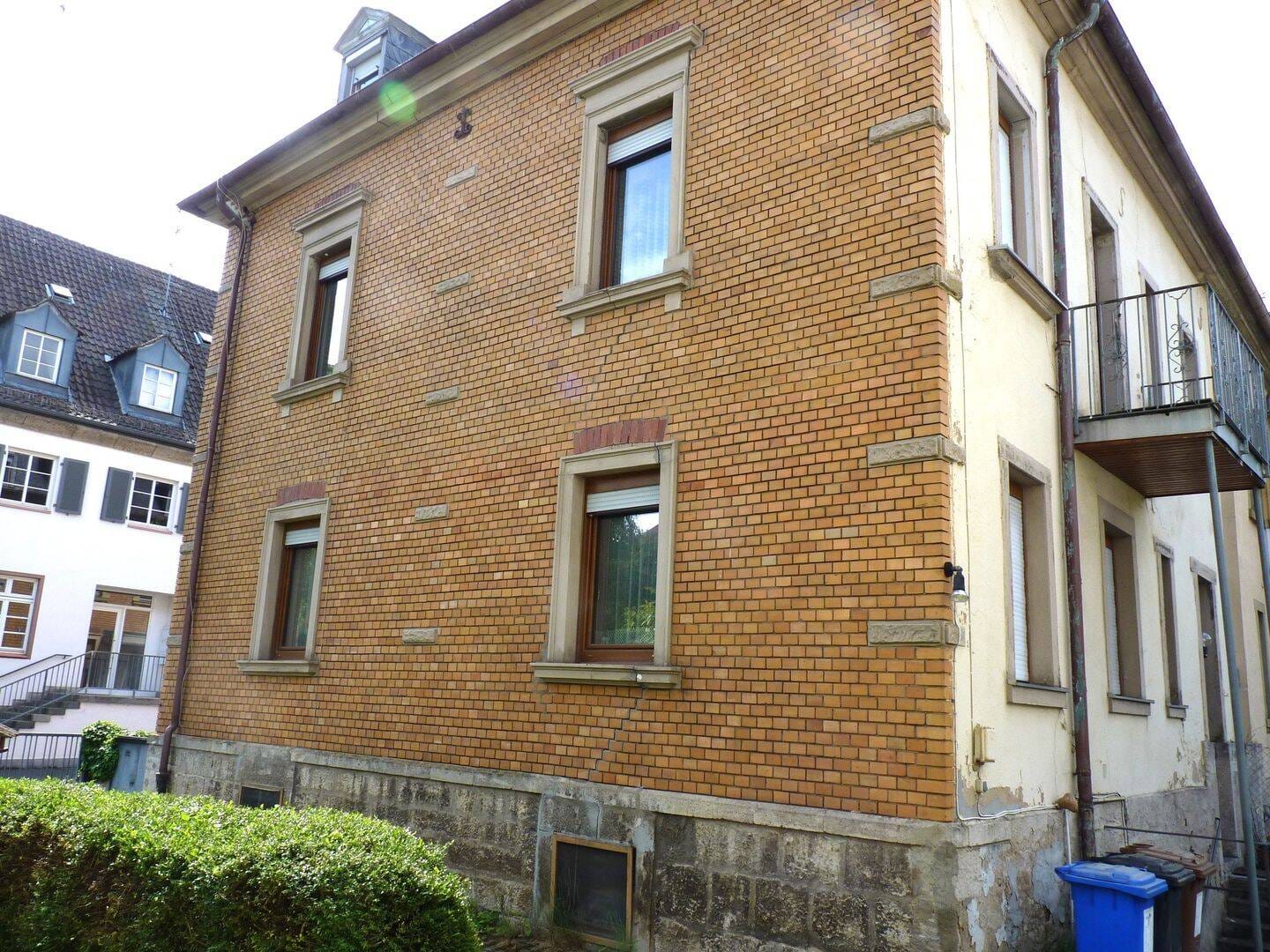 Immobilie in Würzburg - Doppelhaushälfte mit 3 Wohnungen, kleiner Gartenbereich, Hof und Scheune in Heidingsfeld  - Bild 2
