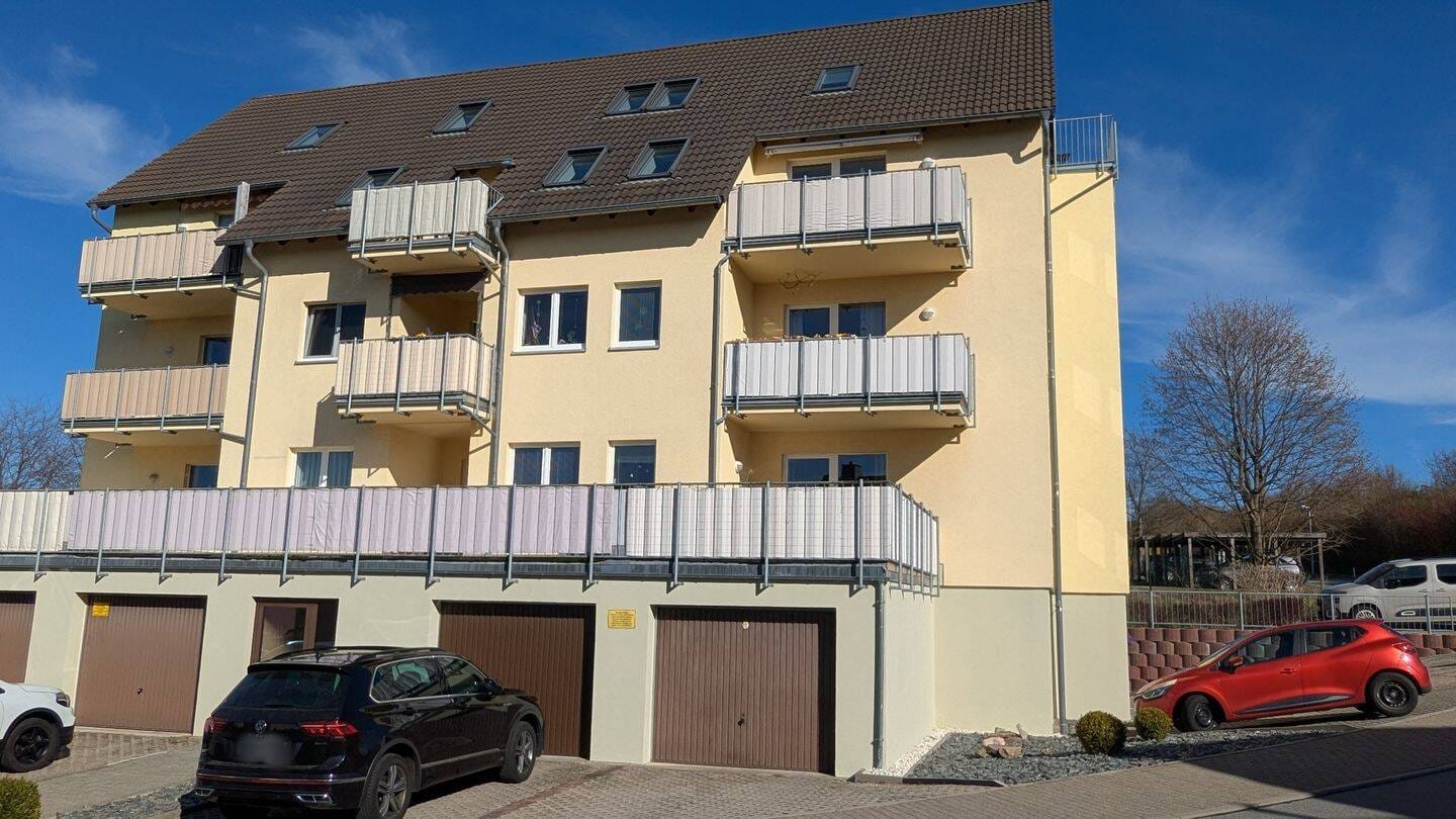Immobilie in Schneeberg - Charmante Maisonette-Eigentumswohnung mit Balkon, Garage und Stellplätzen - Bild 0