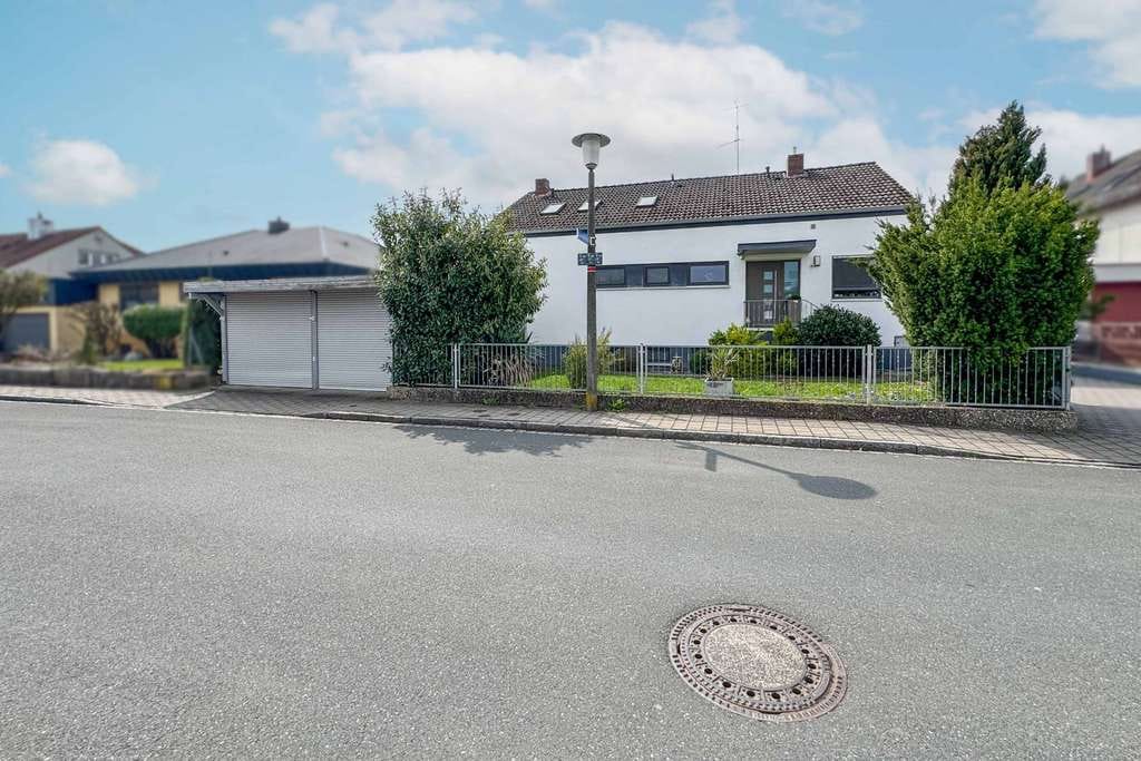 Immobilie in Obermichelbach - Haus-im-Haus Gefühl! 3-Zimmer-Wohnung mit Galerie, Ankleide & eigenem Zugang im Zweifamilienhaus - Bild 0