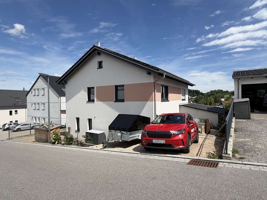 Immobilie in Buch am Erlbach - Exklusives Einfamilienhaus mit Einliegerbereich, Pool, Sauna & PV-Anlage - Bild 1