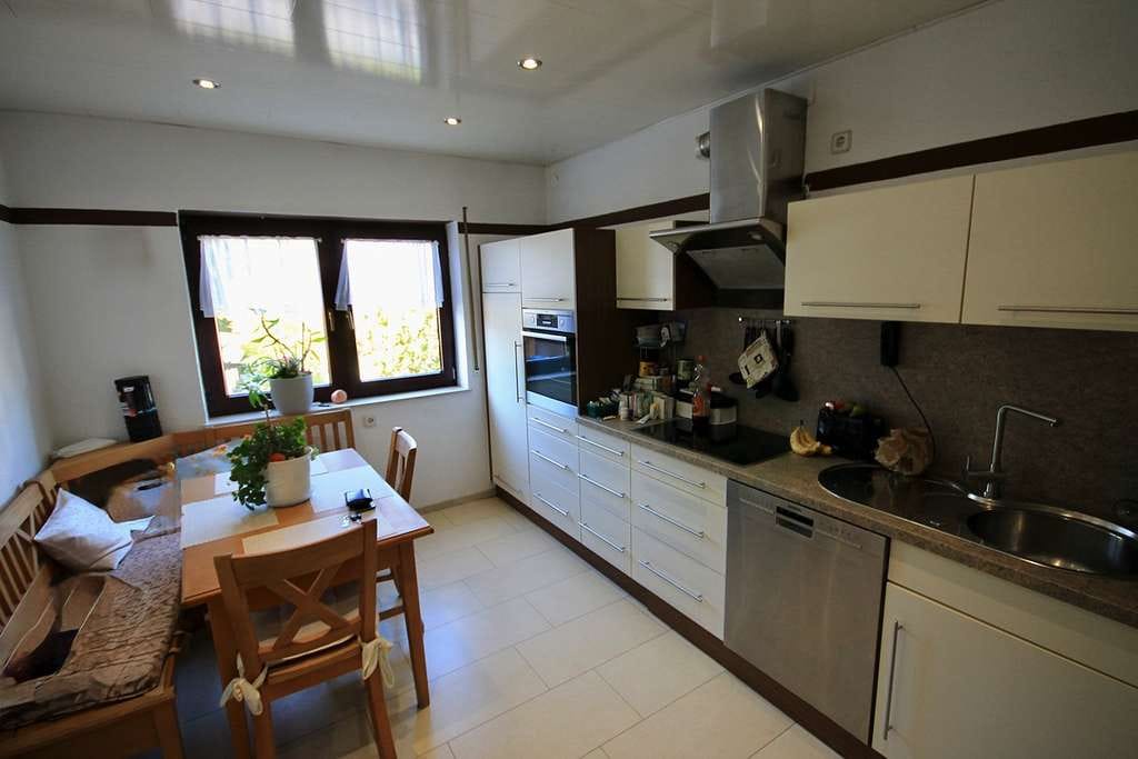 Immobilie in Aschaffenburg - Flexible Wohnlösung: Leerstehende ETW 
mit vermietetem Apartment - Bild 1