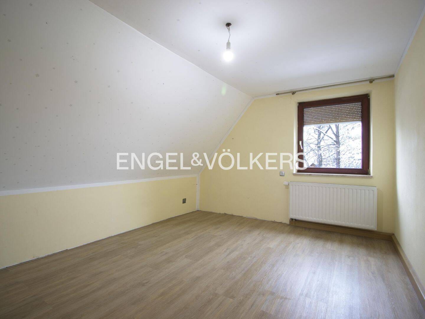 Immobilie in Langquaid - Einfamilienhaus auf großem Grundstück mit Nebengebäuden und vielseitigem Entwicklungspotenzial - Bild 3