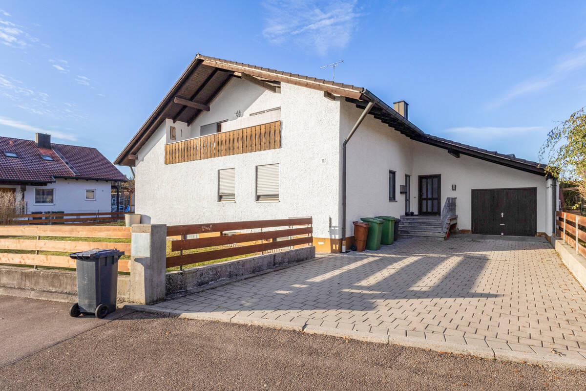 Immobilie in Wettstetten - Viel Platz für Ihre Wohnideen: Großzügiges Zweifamilienhaus in Wettstetten - Bild 0