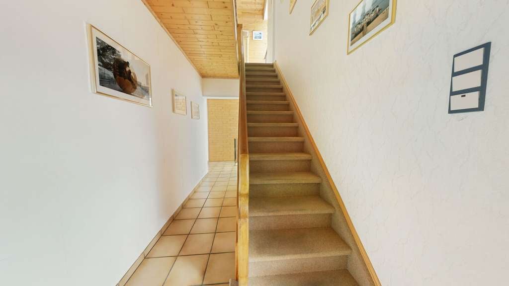 Immobilie in Ettringen - Gepflegtes Zweifamilienhaus mit viel Platz und vielseitigen Nutzungsmöglichkeiten in Ettringen - Bild 3