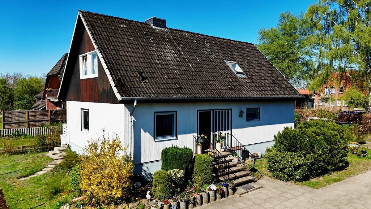 Immobilie in Wittorf - Ansprechendes Einfamilienhaus mit großem Grundstück, Garten & Perspektive in Wittorf bei Lüneburg - Bild 0