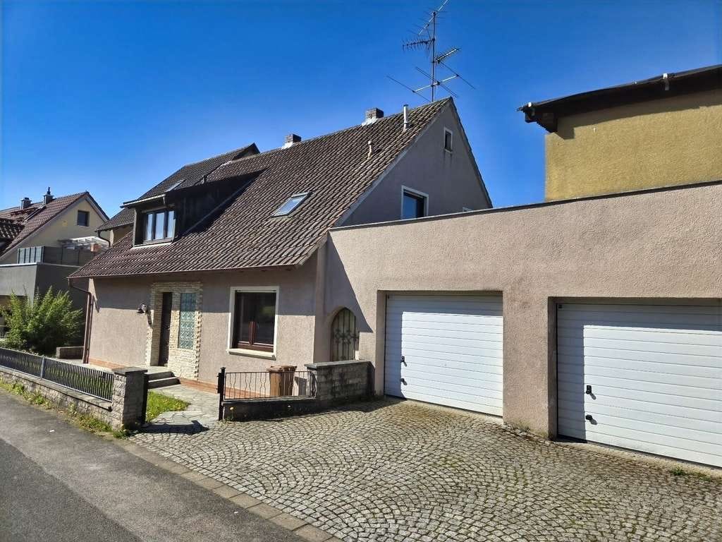 Immobilie in Haßfurt - Viel Platz, viele Nutzungsmöglichkeiten - ZFH (220 m² Wfl.) mit Garagen und Garten in ruhiger Sied - Bild 3