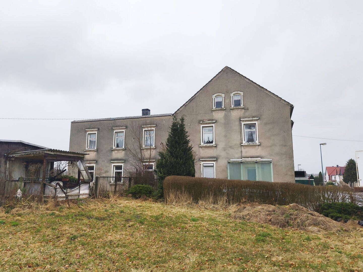 Immobilie in Großharthau - Zweifamilienhaus mit großem Baugrundstück, Nebengelass, auch für Gewerbe, zentral in Großharthau - Bild 0