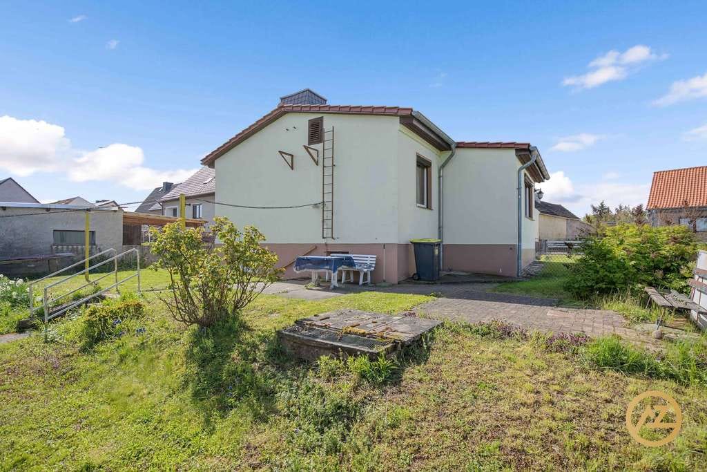 Immobilie in Hohe Börde - "Solides Haus mit großem Grundstück und Sanierungspotenzial in ruhiger Lage" - Bild 2