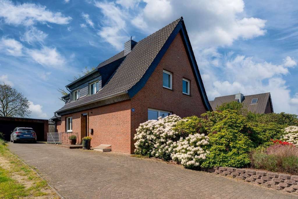 Immobilie in Bedburg-Hau - Bedburg-Hau: Doppelhaus mit Potenzial für Eigennutzer und Kapitalanleger - Bild 1