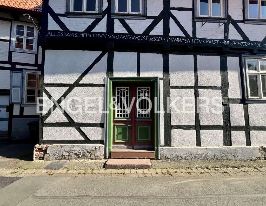 Immobilie in Schladen-Werla - HISTORISCHES FACHWERKHAUS MIT SCHEUNE UND GROßZÜGIGEM GRUNDSTÜCK - Bild 1