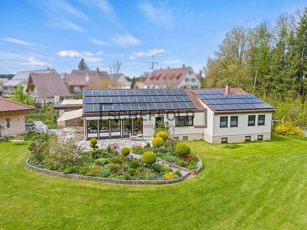 Immobilie in Schwendi - Eine grüne Oase! Stilvolles Ein- oder Zweifamilienhaus mit märchenhaftem Gartenparadies - Bild 1