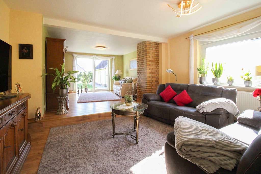 Immobilie in Ribnitz-Damgarten - Charmantes Reihenmittelhaus mit Einlieger-/Ferienwohnung inklusive großem Grundstück und Garage - Bild 1