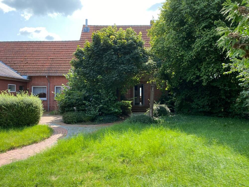 Immobilie in Kluse - Platz für Ideen: Ehemaliger Hof mit Wohnhaus, Hallen und Land in ruhiger Lage - Bild 2