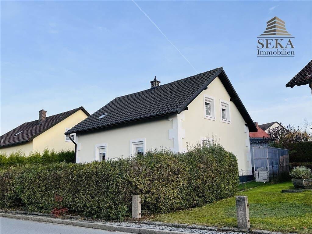 Immobilie in Schöllnach - Familienhaus in gewachsener Lage - komfortabel mit Carport - Bild 1