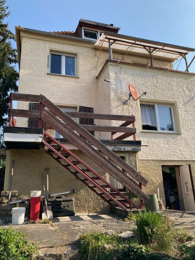 Immobilie in Artern - Großes Wohnhaus mit 1050 m² Grundstück, Garten, Garagen und Zufahrt in Artern - Bild 2