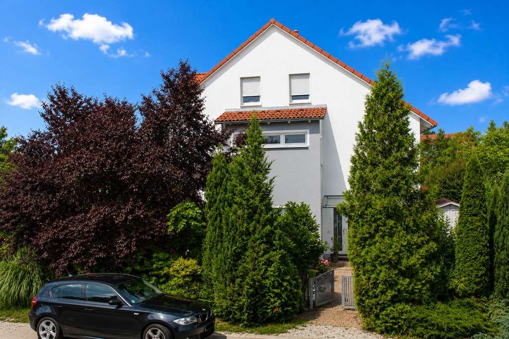 Immobilie in Pliening - Ruhige und moderne DHH in der beliebten Lage von Landsham - Ihr Zuhause vor den Toren Münchens. - Bild 0