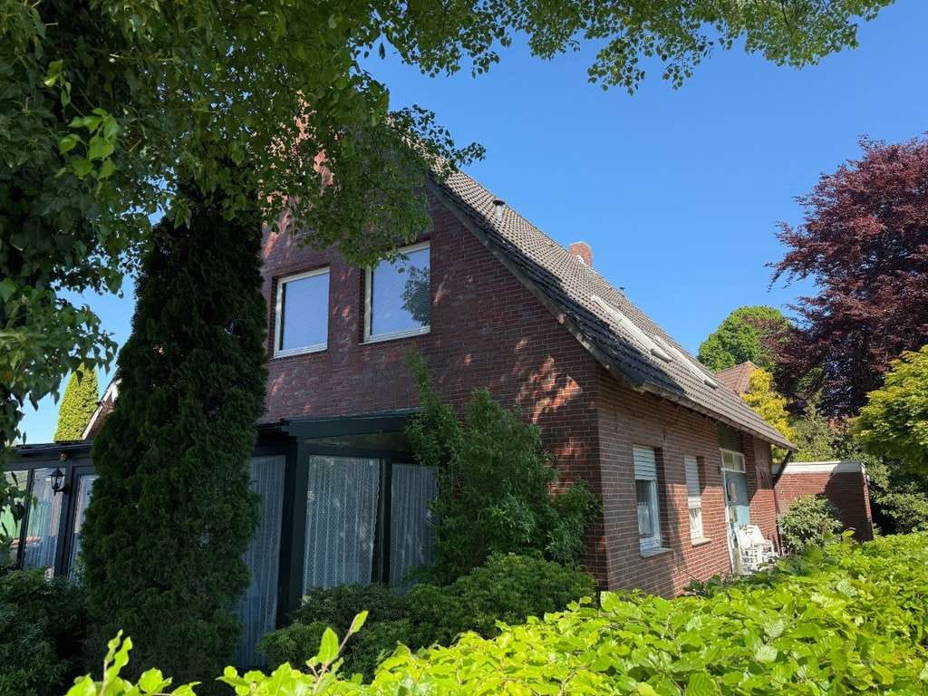 Immobilie in Zetel - Zweifamilienhaus mit Garten und Garage in Zetel zu verkaufen. - Bild 0