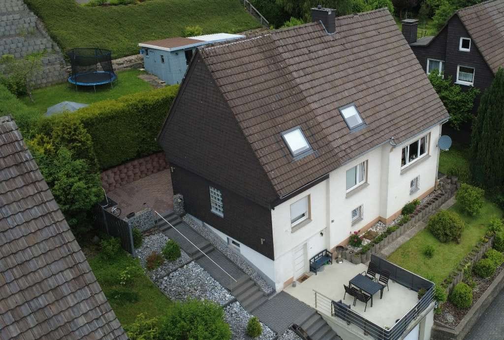 Immobilie in Olpe - Viel Platz, viele Möglichkeiten – Mehrfamilienhaus mit Charme und Potenzial! Drei Wohneinheiten in r - Bild 1