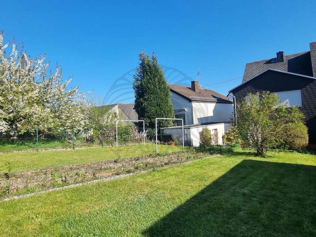 Immobilie in Montabaur - MT-Eschelbach: Einfamilienhaus (DHH) mit Garage und schönem Garten - Bild 2