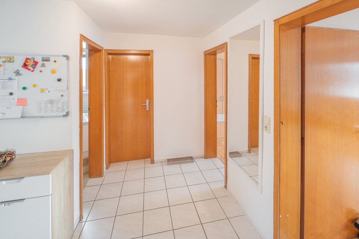Immobilie in Zimmern ob Rottweil - Wenn da nicht die Sonne aufgeht: großzügiges 2 Familienhaus in markanter Halbhöhenlage, mit viel Charme und Licht - Bild 4