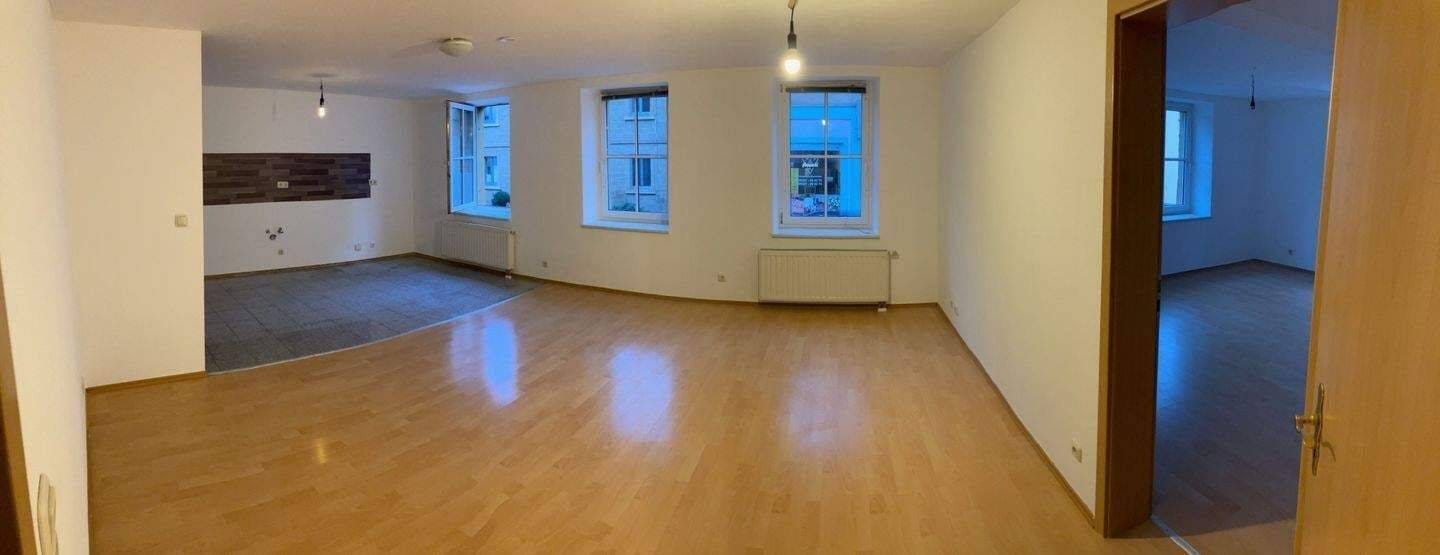 Immobilie in Bergtheim - Schöne Wohnung, 3 Zimmer, energetisch saniert Effizienz C = 95 kWh/(m²a), Wfl. 95 qm, große Terrasse ca. 21 qm, Einbauküche, Bad m. Wanne + Dusche - Bild 4