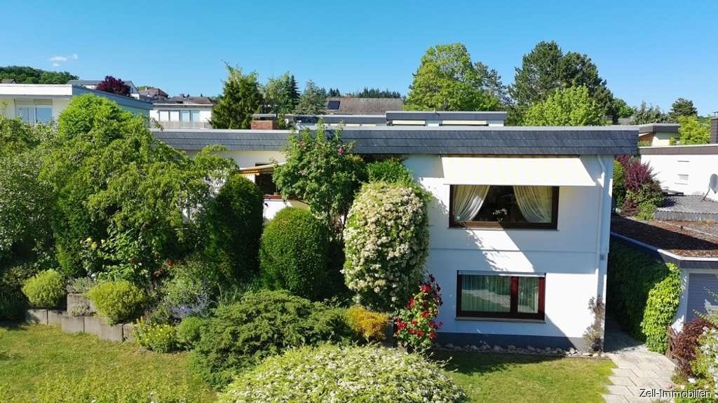 Immobilie in Geisenheim - Familientraum: Großzügiges Einfamilienhaus mit tollem Gartengrundstück und Garage - Bild 1