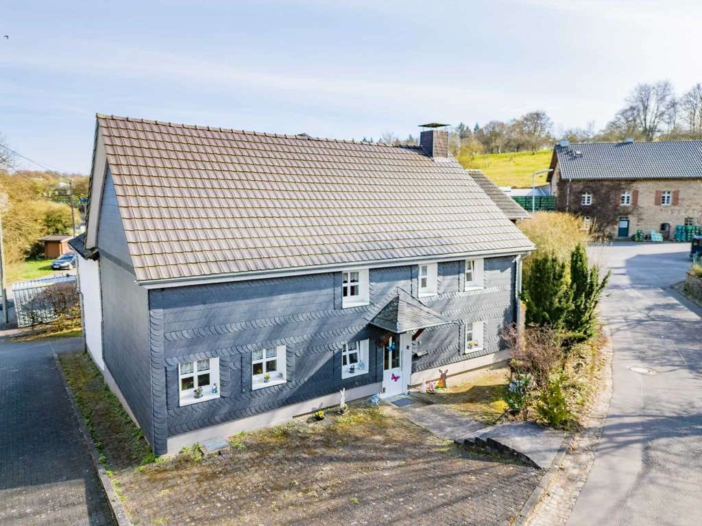 Immobilie in Nümbrecht - Zwei Wohneinheiten in modernisiertem Zuhause in ruhiger Lage von Nümbrecht-Lindscheid - Bild 1