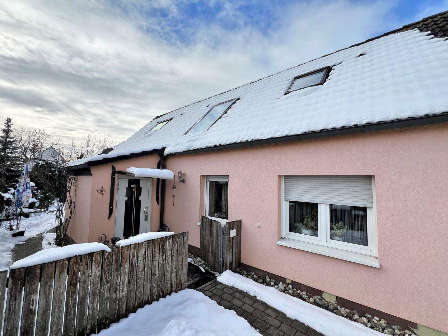Immobilie in Berg b.Neumarkt i.d.OPf. - Ankommen und Zuhause sein: 2004 kernsaniertes Einfamilienhaus mit Wintergartenanbau (2025), Carport und Nebengebäuden! - Bild 1