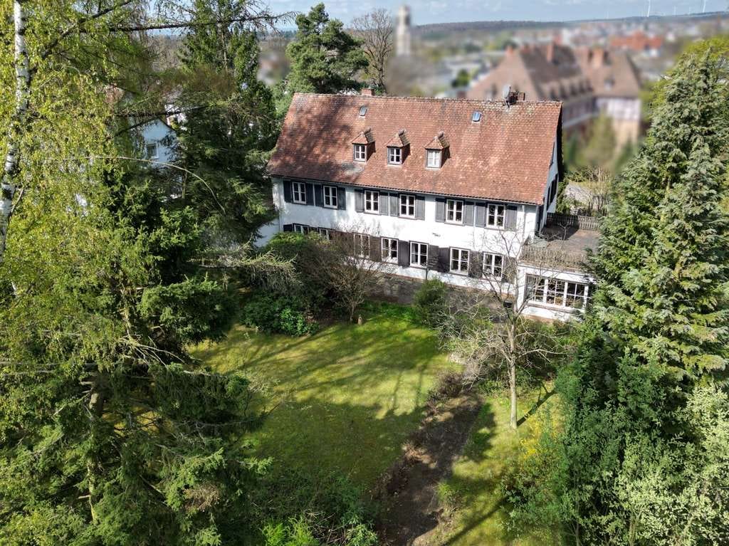 Immobilie in Stadtallendorf - Denkmalgeschützte Villa mit großzügig angelegtem Gartenbereich - Bild 1