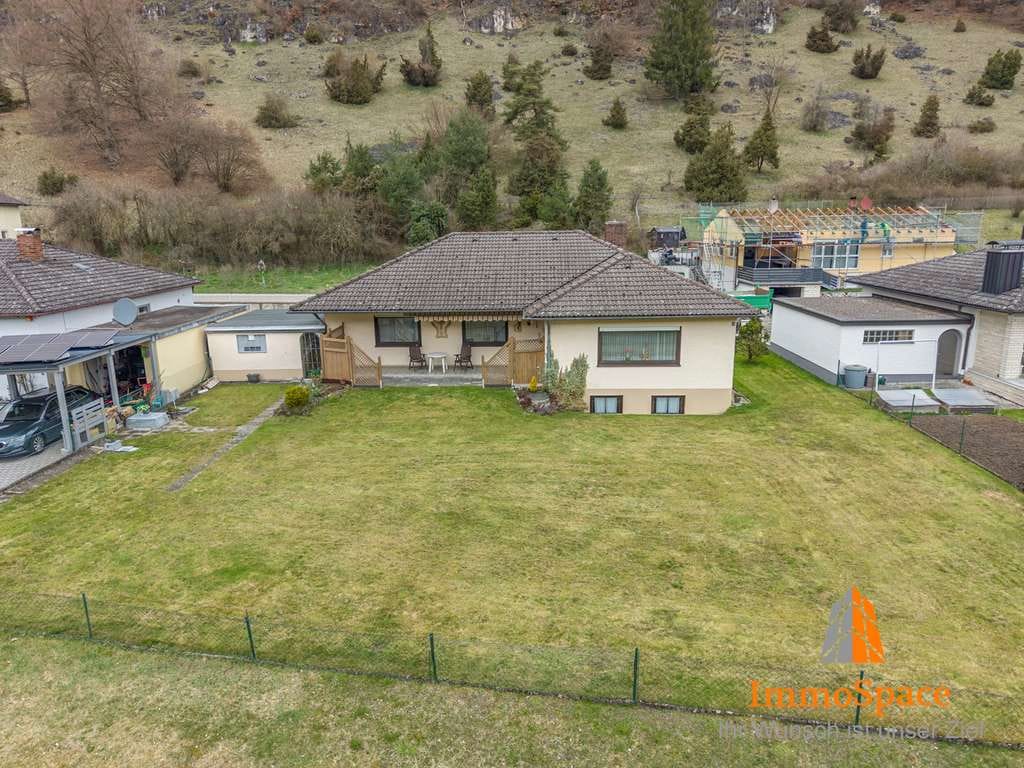 Immobilie in Mörnsheim - *Grosszügiger Bungalow mit Terrasse, grossem Garten und unverbaubarem Blick* - Bild 0