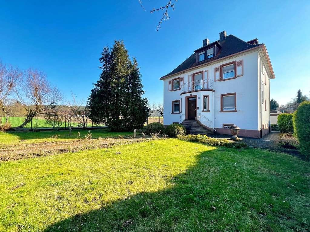 Immobilie in Enkenbach-Alsenborn - Enkenbach-Alsenborn - Stilvolles Ein-/Zweifamilienhaus in attraktiver Feldrandlage  - Bild 1
